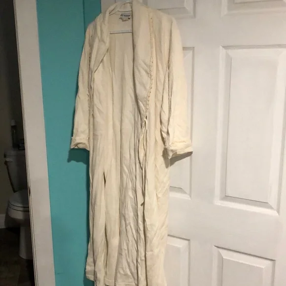 Cream Holt Renfrew Robe - Picture 1 of 3